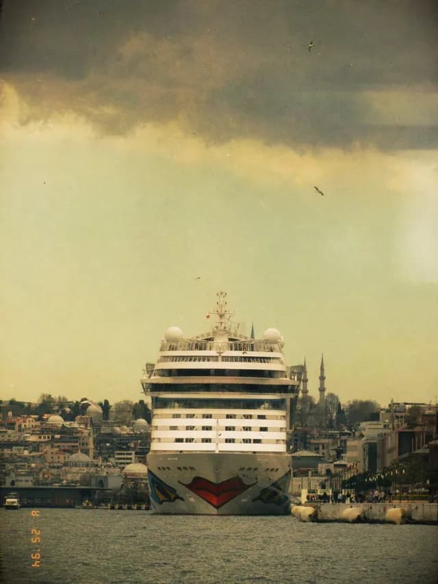Vintage Cruise Ship in Istanbul preview image 1