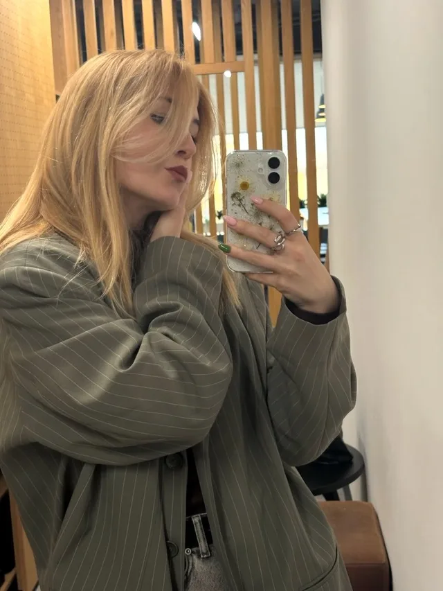 Chic Mirror Selfie Fashion Illustration preview image 1